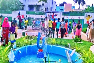 அரூர் சிறுவர் பூங்கா  வண்ண நீர்வீழ்ச்சி  Color Falls  Boys enjoying seeing the colorful waterfalls in the children's park  Harur Children's Park  Dharmapuri News