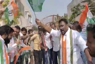 congress-leaders-protest-at-choppadandi-mla-camp-office