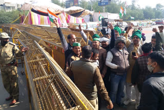 farmers at chilla border