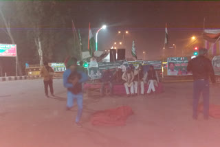 Farmers erase fatigue of the day by dancing on Ragini in chilla Border
