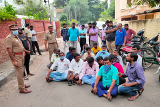 ரஜினி வீட்டு முன் ரசிகர்கள் தர்ணா போராட்டம்  Fans protest in front of Rajini's house in chennai  Fans protest in front of Rajini's house  Rajini Fans Protest  ரஜினி வீட்டு முன் ரசிகர்கள் தர்ணா