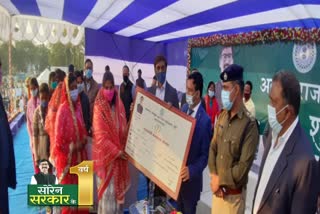 DC distributed assets among beneficiaries in khunti