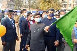 cm hemant shows green signal to garbage collection vehicle in ranchi