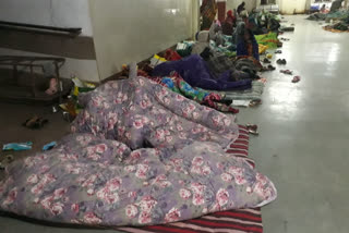 Women are sleeping on the floor of hospital