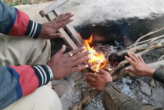 Temperature drop  in Noida, people are forced to sit on fire during the day