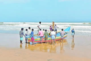 dispute-between-fishermen-who-went-hunting-in-the-sea-in-visakhapatnam