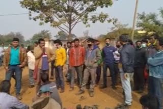 workers-strike-in-front-of-the-gupta-power-gate-in-khordha