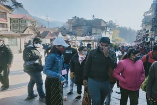 Kullu police volunteer team giving information to tourists regarding covid-19