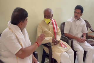himachal pradesh governor Dattatreya visiting the family of a former minister prasad rao in hyderguda