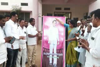 milk Anointing to cm kcr Image,