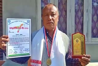 naren deka got asom sanman award nagaon assam etv bharat news