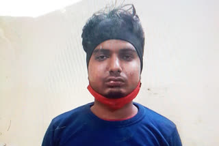 Mobile thief caught red handed in DTC bus at anand vihar bus station