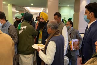 Govt-farmers meeting: Ministers join union leaders to share langar food