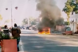 moving car catches fire in jaipur,  car catches fire