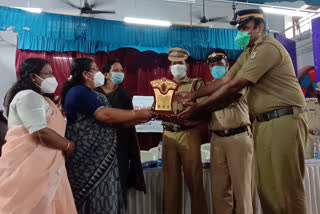 Women Commission  Janamaithri Police  ലോക്ക് ഡൗൺ കാലത്തെ പ്രവർത്തനം  ജനമൈത്രി പൊലീസിനെ ആദരിച്ച് വനിതാ കമ്മിഷൻ  കോഴിക്കോട് ടൗൺ ഹാൾ  കോഴിക്കോട്