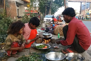 फुटपाथ पर रह रहे प्रवासी.