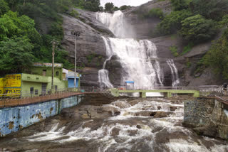 tourist-prohibited-to-bathing-in-courtallam-falls