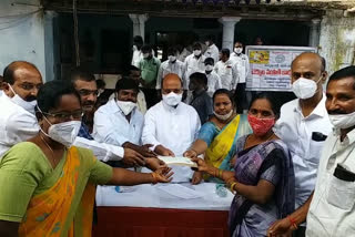 cheques distribution ny mla kishan reddy at ibrahimpatnam