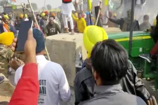 Farmers broke barricades, Kisan andolan