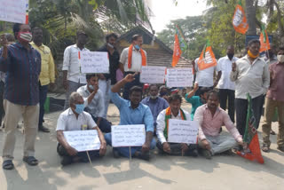 BJP leader Satyanarayana protests against attacks on Hindu temples in Visakhapatnam district