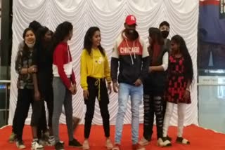 youths-and-girls-prepare-for-31st-night-celebration-in-korba