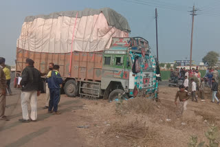 Uncontrol truck crushes bike riders in Amarwara of Chhindwara