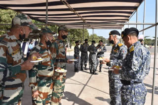 Navy Chief visits INS Dwarka news  Chief of Naval Staff Admiral Karambir Singh  latest news on Admiral Karambir Singh  ഐ‌എൻ‌എസ് ദ്വാരക നാവികസേനാ മേധാവി സന്ദർശിച്ചു  അഹമ്മദാബാദ്