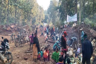 villagers-of-chothedongar-are-on-strike-demanding-closure-of-aamadai-mine-in-narayanpur