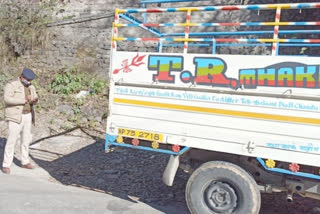 Police cut challans of those driving at high speed on Saaho road of Chamba