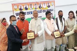 chhattisgarh-home-minister-tamradhwaj-sahu-honors-students-and-enlightened-people-in-bemetara