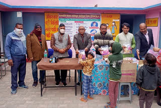 Delivery of packets of dry ration pulses oil in Holipura  school