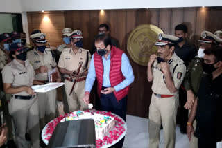 home-minister-celebrates-new-year-with-police-in-pune