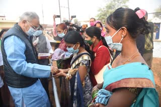 CM Bhupesh Baghel distributed blankets and sweets on new year