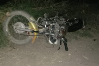 ट्रैक्टर ट्रॉली ने बाइक सवार को मारी टक्कर, Tractor trolley kills bike rider