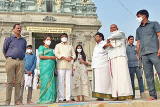 వెంకటేశ్వర స్వామిని కుటుంబ సమేతంగా దర్శించుకున్న మంత్రి