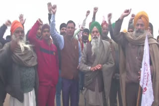 farmers protest  protest continues at delhi  farmers protest on newyear  newdelhi protest continues  farmers protest on farm law  പുതുവർഷത്തിലും പ്രതിഷേധം തുടർന്ന് കർഷകർ  ന്യൂഡൽഹിയിൽ കാർഷിക പ്രതിഷേധം തുടരുന്നു  പ്രതിഷേധം 37-ാം ദിനത്തിലേക്ക് കടന്നു  കാർഷിക പ്രതിഷേധം 37-ാം ദിനത്തിലേക്ക് കടന്നു