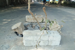 pit occur on dwarka road due to which Danger of road accidents increases