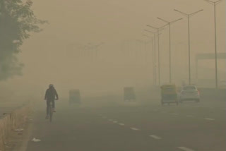 Delhi's air quality remains in 'severe' category  Delhi's air quality  Delhi's air quality remains in 'severe'  delhi air quality  delhi pollution  ഡൽഹിയിലെ വായുവിന്‍റെ ഗുണനിലവാരം 'മോശമായി'  വായുവിന്‍റെ ഗുണനിലവാരം 'മോശമായി'  ഡൽഹിയിലെ വായുവിന്‍റെ ഗുണനിലവാരം  ന്യൂഡൽഹി