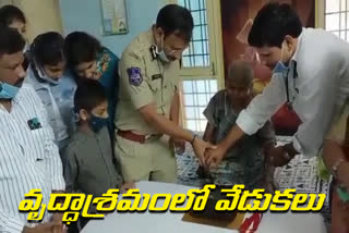 cybarabad cp sajjanar new celebrations at oldage home in hyderabad