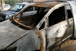 Unknown people are burning the car in Rajouri Garden