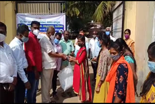 mla-dc-thammanna-greeted-the-students-with-flowers