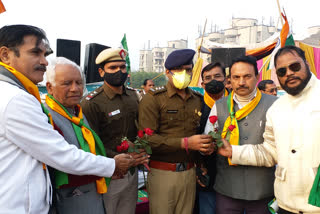 Policemen and farmers celebrate new year at chilla border noida