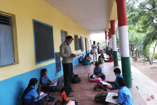 Vidyagama teaching in government school premises in Bellary