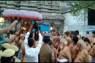 Brahmin sects over singing hymns in Kanchi temple