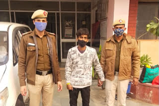 Thief arrested with stolen mobile and buttoned knife in Nazafgarh delhi