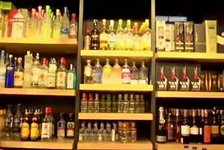 Alcohol sale record, Alcohol sale record in Hubli, Alcohol sale news, Alcohol sale record at Corona pandemic time, ದಾಖಲೆಯ ಮದ್ಯ ಮಾರಾಟ, ಹುಬ್ಬಳ್ಳಿಯಲ್ಲಿ ದಾಖಲೆಯ ಮದ್ಯ ಮಾರಾಟ, ಕೊರೊನಾ ನಡುವೆಯೂ ಹುಬ್ಬಳ್ಳಿಯಲ್ಲಿ ದಾಖಲೆಯ ಮದ್ಯ ಮಾರಾಟ, ಮದ್ಯ ಮಾರಾಟ ಸುದ್ದಿ,