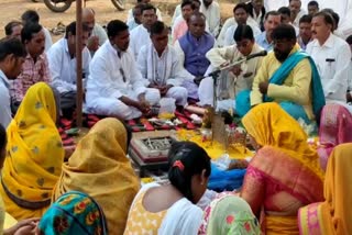 village-secretary-and-rojgar-sahayak-on-strike-demanding-regularization-in-mahasamund