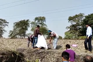 couple-committed-suicide-by-train-in-janjgir-chama