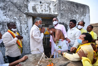 రామతీర్థం రగడ: అడ్డంకుల నడుమ కొండపైకి చంద్రబాబు