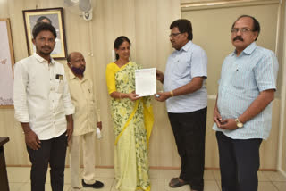 parents association meet the minister sabitha indra reddy on school reopen issue